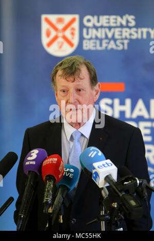 Herrn David Trimble, dem früheren Ulster Unionist Party Leader spricht während einer Pressekonferenz an der Queen's University Belfast, Dienstag, April 10th, 2018. Dienstag kennzeichnet 20 Jahre da Politiker aus Nordirland und den britischen und irischen Regierungen vereinbart, was als das Karfreitagsabkommen bekannt wurde. Es war der Höhepunkt eines Friedensprozesses die suchte, bis 30 Jahre, von den Unruhen Ende. Zwei Jahrzehnte auf, der Northern Ireland Assembly in einer bitteren Atmosphäre zwischen den beiden wichtigsten Parteien ausgesetzt. Stockfoto