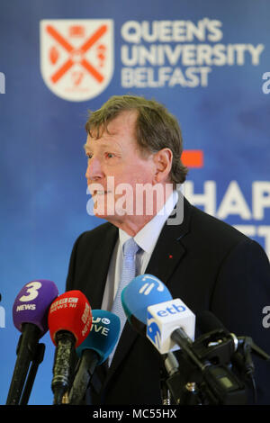 Herrn David Trimble, dem früheren Ulster Unionist Party Leader spricht während einer Pressekonferenz an der Queen's University Belfast, Dienstag, April 10th, 2018. Dienstag kennzeichnet 20 Jahre da Politiker aus Nordirland und den britischen und irischen Regierungen vereinbart, was als das Karfreitagsabkommen bekannt wurde. Es war der Höhepunkt eines Friedensprozesses die suchte, bis 30 Jahre, von den Unruhen Ende. Zwei Jahrzehnte auf, der Northern Ireland Assembly in einer bitteren Atmosphäre zwischen den beiden wichtigsten Parteien ausgesetzt. Stockfoto