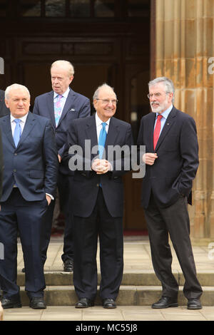 Der ehemalige US-Senator George Mitchell Witze mit ehemaligen Führer Sinn Féin, Gerry Adams, während ein Foto externen Anruf an der Queen's University Belfast, Dienstag, April 10th, 2018. Dienstag kennzeichnet 20 Jahre da Politiker aus Nordirland und den britischen und irischen Regierungen vereinbart, was als das Karfreitagsabkommen bekannt wurde. Es war der Höhepunkt eines Friedensprozesses die suchte, bis 30 Jahre, von den Unruhen Ende. Zwei Jahrzehnte auf, der Northern Ireland Assembly in einer bitteren Atmosphäre zwischen den beiden wichtigsten Parteien ausgesetzt. Stockfoto