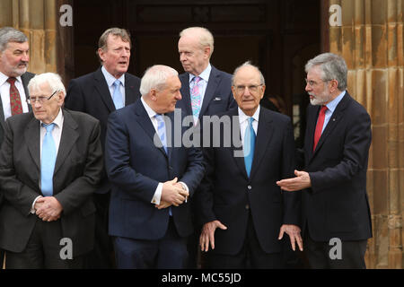 Lord John Alderdice, Herrn David Trimble, Sir Reg Empey, (hintere Reihe von links nach rechts) & Monica McWilliams, Seamus Mallon, der frühere Taoiseach Bertie Ahern, Senator George Mitchell, J., Gerry Adams, für ein Foto ausserhalb an der Queen's University Belfast, Dienstag, 10. April 2018 dar. Dienstag kennzeichnet 20 Jahre da Politiker aus Nordirland und den britischen und irischen Regierungen vereinbart, was als das Karfreitagsabkommen bekannt wurde. Es war der Höhepunkt eines Friedensprozesses die suchte, bis 30 Jahre, von den Unruhen Ende. Zwei Jahrzehnte auf, der Northern Ireland Assembly in einer bitteren atmospher ausgesetzt Stockfoto