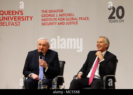 Frühere Taoiseach Bertie Ahern sitzt neben dem ehemaligen britischen Premierminister Tony Blair an der Queen's University Belfast, Dienstag, April 10th, 2018. Dienstag kennzeichnet 20 Jahre da Politiker aus Nordirland und den britischen und irischen Regierungen vereinbart, was als das Karfreitagsabkommen bekannt wurde. Es war der Höhepunkt eines Friedensprozesses die suchte, bis 30 Jahre, von den Unruhen Ende. Zwei Jahrzehnte auf, der Northern Ireland Assembly in einer bitteren Atmosphäre zwischen den beiden wichtigsten Parteien ausgesetzt. Stockfoto