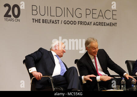 Frühere Taoiseach Bertie Ahern sitzt neben dem ehemaligen britischen Premierminister Tony Blair an der Queen's University Belfast, Dienstag, April 10th, 2018. Dienstag kennzeichnet 20 Jahre da Politiker aus Nordirland und den britischen und irischen Regierungen vereinbart, was als das Karfreitagsabkommen bekannt wurde. Es war der Höhepunkt eines Friedensprozesses die suchte, bis 30 Jahre, von den Unruhen Ende. Zwei Jahrzehnte auf, der Northern Ireland Assembly in einer bitteren Atmosphäre zwischen den beiden wichtigsten Parteien ausgesetzt. Stockfoto