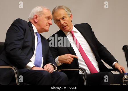 Frühere Taoiseach Bertie Ahern sitzt neben dem ehemaligen britischen Premierminister Tony Blair an der Queen's University Belfast, Dienstag, April 10th, 2018. Dienstag kennzeichnet 20 Jahre da Politiker aus Nordirland und den britischen und irischen Regierungen vereinbart, was als das Karfreitagsabkommen bekannt wurde. Es war der Höhepunkt eines Friedensprozesses die suchte, bis 30 Jahre, von den Unruhen Ende. Zwei Jahrzehnte auf, der Northern Ireland Assembly in einer bitteren Atmosphäre zwischen den beiden wichtigsten Parteien ausgesetzt. Stockfoto