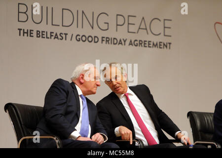 Frühere Taoiseach Bertie Ahern sitzt neben dem ehemaligen britischen Premierminister Tony Blair an der Queen's University Belfast, Dienstag, April 10th, 2018. Dienstag kennzeichnet 20 Jahre da Politiker aus Nordirland und den britischen und irischen Regierungen vereinbart, was als das Karfreitagsabkommen bekannt wurde. Es war der Höhepunkt eines Friedensprozesses die suchte, bis 30 Jahre, von den Unruhen Ende. Zwei Jahrzehnte auf, der Northern Ireland Assembly in einer bitteren Atmosphäre zwischen den beiden wichtigsten Parteien ausgesetzt. Stockfoto