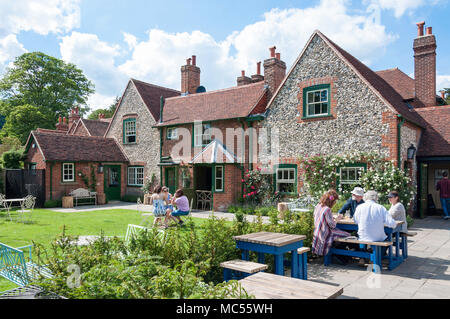 Biergarten am 19. Jahrhunderts Hirsch & Huntsman Pub, Hambleden, Buckinghamshire, England, Vereinigtes Königreich Stockfoto