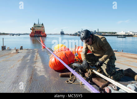 180131-N-SF 508-247 Virginia Beach, Va. (Jan. 31, 2018) Navy Diver Seaman Dylan Lapointe, auf Mobile Tauchen und Bergung (MDSU) 2, Der Bote Linie schneidet das abschleppseil an Bord eines Strände Kahn während eines de-beaching Ausbildung evolution mit M/V Gary Chouest in gemeinsamen Expeditionary Base Little Creek zugeordnet. MDSU 2, die nur die Ostküste mobile Tauchen und retten, ist in gemeinsamen Expeditionary Base wenig Creek-Fort Geschichte gehabt. (U.S. Marine Foto von Mass Communication Specialist 2. Klasse Charles Oki/Freigegeben) Stockfoto