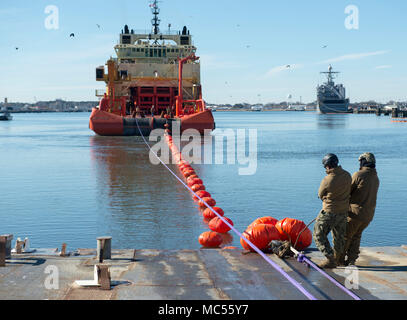 180131-N-SF 508-177 Virginia Beach, Va. (Jan. 31, 2018) Marine Taucher zu mobilen Tauchen und Bergung (MDSU) 2 Hebe ein Abschleppseil an Bord eines Strände Kahn während eines de-beaching Ausbildung evolution mit M/V Gary Chouest in gemeinsamen Expeditionary Base Little Creek zugeordnet. MDSU 2, die nur die Ostküste mobile Tauchen und retten, ist in gemeinsamen Expeditionary Base wenig Creek-Fort Geschichte gehabt. (U.S. Marine Foto von Mass Communication Specialist 2. Klasse Charles Oki/Freigegeben) Stockfoto