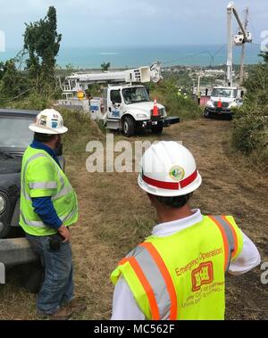 VIEQUES, Puerto Rico - Das US-Korps der Ingenieure Task Force Power Restaurierung und Fremdfirmen Installation von Hochspannungsleitungen auf einem Hügel auf der Insel Vieques Jan. 29, 2018 zu beginnen. In weniger als einem Monat Cole, zusammen mit dem Auftragnehmer, haben 100 Strommasten und sechs Transformatoren auf der Insel installiert. (Foto von Robert USACE Public Affairs) Stockfoto