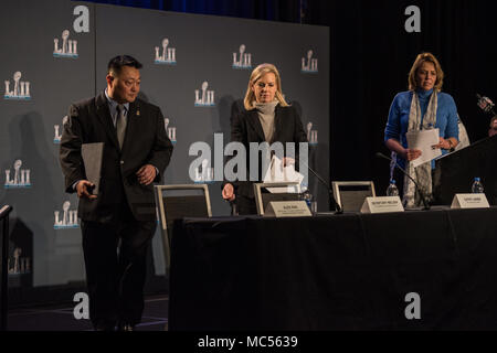 HSI St. Paul spezielles Mittel verantwortlich und Super Bowl Bundesregierung Koordinator Alex Khu, DHS Secretary Kirstjen Nielsen und NFL Chief Security Officer Cathy Lanier, statt ein NFL Öffentliche Sicherheit Pressekonferenz vom 14.01.31. Stockfoto