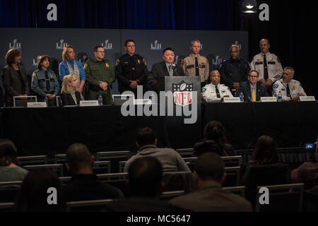 HSI St. Paul Special Agent in Alex Khu ist die Bundesanstalt Koordinator für die mehr als 40 Strafverfolgungsbehörden aus dem ganzen Land zusammen bei der Super Bowl. Stockfoto