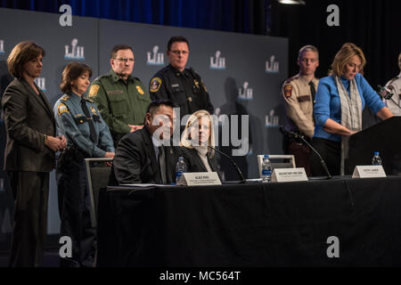 HSI St. Paul spezielles Mittel verantwortlich und Super Bowl Bundesregierung Koordinator Alex Khu beantwortet Fragen am NFL Öffentliche Sicherheit Pressekonferenz. Stockfoto