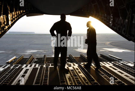 Maj. Frieden McLean (links), 21 Airlift Squadron C-17 Globemaster III Pilot und Leiter der Normung und Bewertung, spricht mit Tech. Sgt. Paul Garcia (rechts), 60th Operations Squadron Flug Leiter der Wing Taktik, während einer Übung bedeutete, Bereitschaft, Jan. 30, 2018 bei Travis Air Force Base, Calif Garcia und McLean zu Manometer wurden als 'Nicht-Spieler", militärische Mitglieder von der Basis Übung befreit, die in einem Evaluator Kapazität teilnehmen. (U.S. Air Force Foto von Airman 1st Class Christian Conrad) Stockfoto