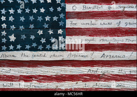 Antike Sammler home mit erstaunlichen historischen und interessanten Antiquitäten alle über seinen Haus und Hof vor, mit Holz- amerikanische Flagge. Stockfoto