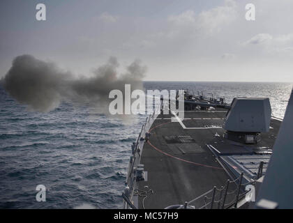 180122-N-IA 905-1016 Arabische Meer (Jan. 22, 2018) Die geführte Anti-raketen-Zerstörer USS Preble (DDG88) Brände eine Markierung 45 5-Zoll Pistole während einer Live-fire Übung. Preble ist mit der Theodore Roosevelt Carrier Strike Group in die USA 5 Flotte Bereich für Maßnahmen zur Erhöhung der Sicherheit im Seeverkehr im Einsatz Verbündeten und Partnern zu beruhigen und der Freiheit der Schiffahrt und des freien Handels in der Region erhalten. (U.S. Marine Foto von Mass Communication Specialist 3. Klasse Morgan K. Nalle/Freigegeben) Stockfoto