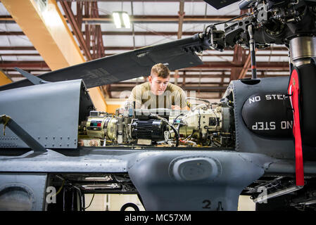 Senior Airman Josua Herron, 723 d Aircraft Maintenance Squadron (AMXS) HH-60G Pave Hawk Crew Chief, liest eine technische, Jan. 22, 2018, bei Moody Air Force Base, Ga. Ab 16-25 Jan., Flieger aus dem 723 d AMXS durchgeführt 216 Stunden der Wartung auf ein HH-60 nach Moody nach 350 Tagen von Depot Instandhaltung bei Naval Air Station (NAS) Jacksonville. Bei NAS Jacksonville, die HH-60 komplett strukturellen Überholung, wo es neue interne und externe Komponenten zusammen mit Reparaturen und aktualisierte Programmierung erhalten. (U.S. Air Force Foto von Airman Eugene Oliver) Stockfoto