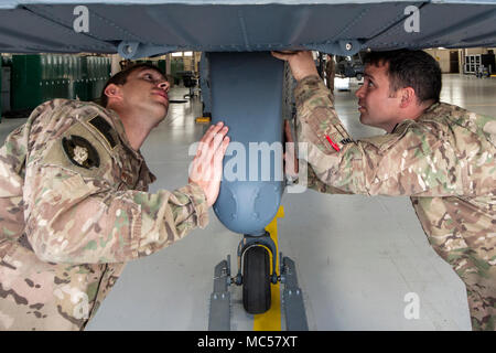 Senior Airman Josua Herron, Links, und Staff Sgt. Benjamin Taylor, beide 723 d Aircraft Maintenance Squadron HH-60G Pave Hawk Mannschaft Leiter, untersuchen Sie das Höhenleitwerk auf ein HH-60, Jan. 22, 2018, bei Moody Air Force Base, Ga. Ab 16-25 Jan., Flieger aus dem 723 d AMXS durchgeführt 216 Stunden der Wartung auf ein HH-60 nach Moody nach 350 Tagen von Depot Instandhaltung bei Naval Air Station (NAS) Jacksonville. Bei NAS Jacksonville, die HH-60 komplett strukturellen Überholung, wo es neue interne und externe Komponenten zusammen mit Reparaturen erhalten und aktualisierte programmin Stockfoto