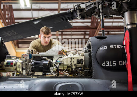 Senior Airman Josua Herron, 723 d Aircraft Maintenance Squadron (AMXS) HH-60G Pave Hawk Crew Chief, liest eine technische, Jan. 22, 2018, bei Moody Air Force Base, Ga. Ab 16-25 Jan., Flieger aus dem 723 d AMXS durchgeführt 216 Stunden der Wartung auf ein HH-60 nach Moody nach 350 Tagen von Depot Instandhaltung bei Naval Air Station (NAS) Jacksonville. Bei NAS Jacksonville, die HH-60 komplett strukturellen Überholung, wo es neue interne und externe Komponenten zusammen mit Reparaturen und aktualisierte Programmierung erhalten. (U.S. Air Force Foto von Airman Eugene Oliver) Stockfoto