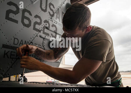 Senior Airman Josua Herron, 723 d Aircraft Maintenance Squadron (AMXS) HH-60G Pave Hawk Crew Chief, strafft eine Schraube, Jan. 22, 2018, bei Moody Air Force Base, Ga. Ab 16-25 Jan., Flieger aus dem 723 d AMXS durchgeführt 216 Stunden der Wartung auf ein HH-60 nach Moody nach 350 Tagen von Depot Instandhaltung bei Naval Air Station (NAS) Jacksonville. Bei NAS Jacksonville, die HH-60 komplett strukturellen Überholung, wo es neue interne und externe Komponenten zusammen mit Reparaturen und aktualisierte Programmierung erhalten. (U.S. Air Force Foto von Airman Eugene Oliver) Stockfoto