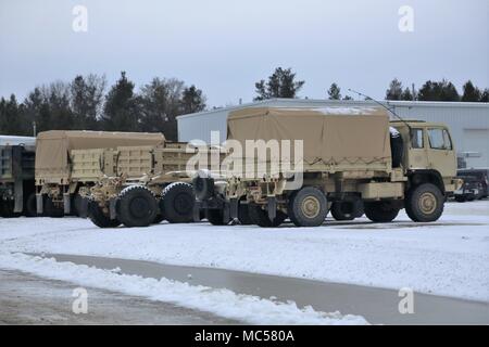 Armee Militärfahrzeuge sind in einer Staging Area Jan. 24, 2018 geparkt, auf dem cantonment Bereich am Fort McCoy, Wis. Die Fahrzeuge wurden inszeniert vor dem Wiegen und mit der Bahn von der Installation geliefert. (U.S. Armee Foto von Scott T. Sturkol, Public Affairs Office, Fort McCoy, Wis.) Stockfoto