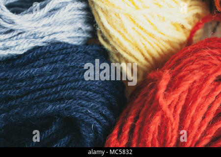 Stricken wolle Garne Hintergrund mit den Farben blau rot und gelb. Stockfoto