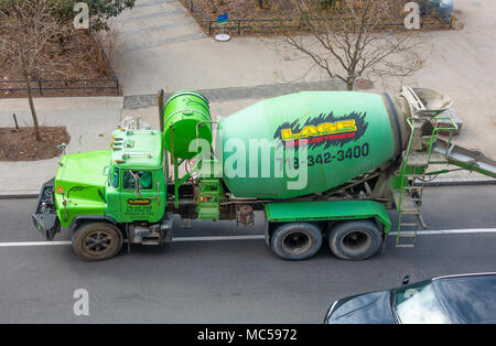 Ein Betonmischer auf ein grünes Fahrzeug in der Nähe einer Baustelle in Brooklyn, New York City geparkt Stockfoto