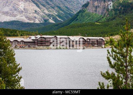 Many Glacier Lodge am Swiftcurrent Lake im Many Glacier Valley Gegend des Glacier National Park in Montana. Stockfoto