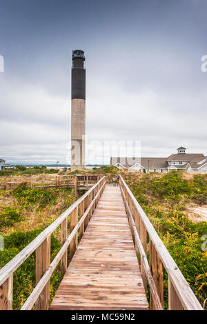 Oak Island Lighthouse auf Oak Island in North Carolina, errichtet 1958 am Eingang zum Cape Fear River. Es ist ein relativ neuer Leuchtturm. Stockfoto