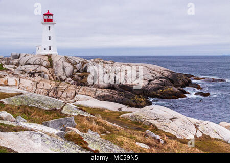 Peggy's Point Lighthouse an einem stürmischen Tag im Mai in Peggy's Cove in der Nähe von Halifax, Nova Scotia, Kanada, wurde erstmals 1868 errichtet. Stockfoto