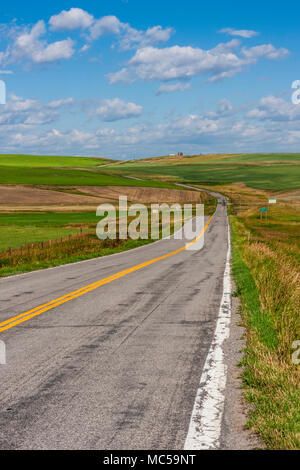 Scenic Drive in Montana, Butte, Montana und Glacier National Park im Nordwesten von Montana. Ohne Bäume für Meilen und Landschaften von Heu Feld Stockfoto