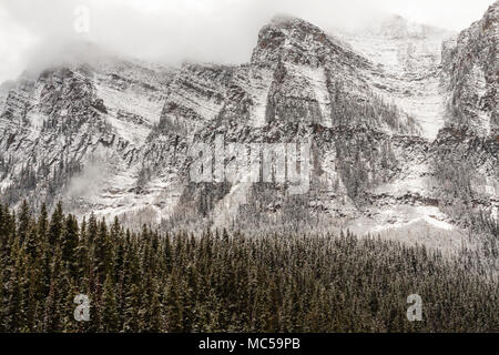 Schneesturm im späten Oktober am Lake Louise und den Victoria Gletscher im Banff National Park in Alberta, Kanada. Stockfoto