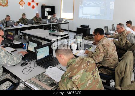 Die Teilnehmer führen ein Projekt in der 89 B Advanced Leader Kurs, ein Kurs unterrichtet durch die 13 Bataillon, 100 Regiment, Jan. 16, 2018, am Fort McCoy, Wis., der 13., 100. Ist ein ordnance Battalion, die für die Soldaten in der Ordnance Wartung militärischen berufliche Specialty Serie Schulung und Ausbildung unterstützen. Die Einheit, die im Rahmen der 3 Feuerwehr ausgerichtet, 94th Division des 80 Ausbildung Befehl, hat am Fort McCoy seit etwa 1995. (U.S. Armee Foto von Scott T. Sturkol, Public Affairs Office, Fort McCoy, Wis.) Stockfoto