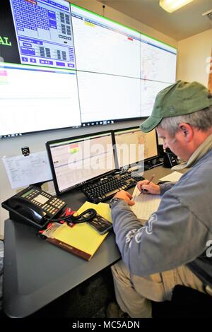 Bereichsschaltung Techniker Mark Rücksprache mit der Direktion der Pläne, Ausbildung, Mobilisierung und Sicherheit arbeitet am Feuer Schreibtisch am 31.01.16, 2018, am Fort McCoy, Wis. Der Schreibtisch betreibt die Kommunikation mit Einheiten, die mit Hilfe der Strecke Komplex sowie Bereich Wartung und anderen Personals über 46.000 Hektar Ausbildung Bereiche auf Fort McCoy. (U.S. Armee Foto von Scott T. Sturkol, Public Affairs Office, Fort McCoy, Wis.) Stockfoto