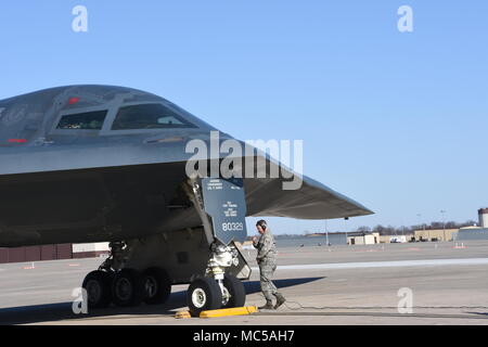 Der Geist von Missouri, die B-2-Flaggschiff der uad-2 des Missouri Air National Guard Bombe Flügel, kehrt vom letzten Training Mission, an Whiteman Air Force Base, Missouri, Feb 25, 2018. (U.S. Air National Guard Foto von Senior Master Sgt. Mary-Dale Amison) Stockfoto