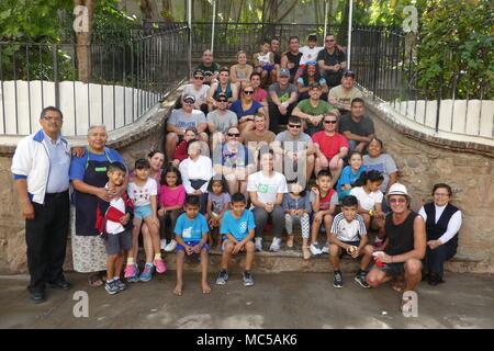 Coast Guard Cutter Aktive crewmitglieder posieren für ein Foto mit Kindern vom Refugio Infantil Santa Esperanza (R.I.S.E.), der örtliche Kinderheim in Puerto Vallarta, Mexiko, nach Freiwilligenarbeit im Heim helfen bei der Instandhaltung während einer Port call, Jan. 15, 2018. Coast Guard Cutter Aktiv durchgeführt einer Siebenwöchigen counterdrug und Fischerei Strafverfolgung Patrouille im östlichen Pazifischen Ozean und an der Westküste der USA der US-Küstenwache mit freundlicher Genehmigung Foto. Stockfoto