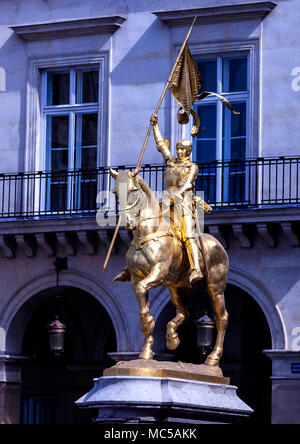 Statue des Heiligen Jeanne d ' Arc von Emmanuel Fremiet entworfen und befindet sich in Place des Pyramides in Paris Stockfoto