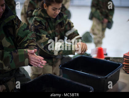 Flieger mit der 49 Bauingenieur Squadron Praxis richtige Händewaschen Verfahren auf eine Zone Übergang Ausbildung Station während eines Versuches Fähigkeit, zu überleben und zu bedienen Rodeo Holloman Air Force Base, N.M., Jan. 11, 2018. Das Rodeo hilft Flieger für unvorhergesehene Ereignisse mit chemischen, biologischen, radiologischen und nuklearen Angriffen durch Stärkung ihrer grundlegenden Kriegsführung überleben und operative Fähigkeiten vorbereiten. Dozenten aus der 49. CES verarbeitet mehr als 200 Flieger durch die atso Rodeo pro Monat für die nächsten sechs Monate. (U.S. Air Force von Airman 1st Class Alexis S. Dochret Stockfoto