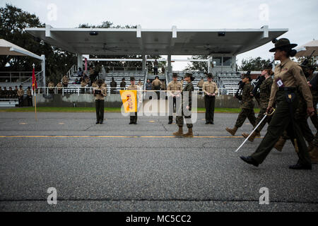 Papa Unternehmen Senior drill instructor Staff Sgt. Thiara Espinosasimons, 28, von Kissimmee, Fla., Märsche Platoon 4008 bei "Augen rechts" während eines abschließenden Bohrer Bewertung. Während der Zeremonien, "Augen Rechts" soll die Überprüfung der Officer zu geben, einen Blick auf das, was das Gerät in der Lage ist zu tun. (Foto von Lance Cpl. Carlin Warren) Stockfoto