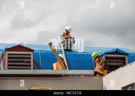 Die Operation Blue Roof ist eine gemeinsame Initiative der Federal Emergency Management Agency und des U.S. Army Corps of Engineers, um nach schweren Stürmen temporäre Dachdeckungen bereitzustellen. Ein Archivbild zeigt Arbeiter, die am 5. Januar 2018 ein blaues Dach in Ciales, Puerto Rico, als Teil der Hurrikan-Maria-Bergungsoperationen installierten. Stockfoto