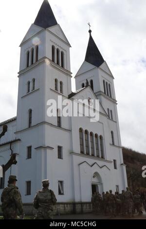 LETNICË, Kosovo - Soldaten der multinationalen Battle Group - Osten, derzeit die Unterstützung der NATO-Mission im Kosovo, ankommen zu besuchen Messe in der Kirche der Schwarzen Madonna in Letnice, Kosovo am 1. April. Die Kirche, in der Nähe der Grenze zu Mazedonien gelegen, ist, wo Mutter Teresa von Kalkutta zunächst ihre Berufung zum Glauben empfangen. (U.S. Armee Foto vom Kapitän Ed Alvarado, 19 Public Affairs Abteilung) Stockfoto