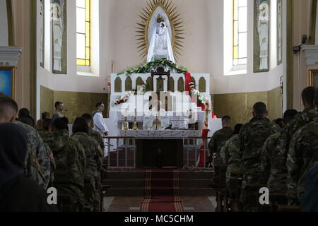 LETNICË, Kosovo - Soldaten der multinationalen Battle Group - Osten, derzeit die Unterstützung der NATO-Mission im Kosovo, an Masse an der Kirche der Schwarzen Madonna in Letnice, Kosovo am 1. April. Die Masse wurde unter dem Vorsitz von Pater Milan Pregelj, eine slowenische Kosovo Force Kaplan, und Kaplan (Capt.) Nathan Graeser, der den Service gewährleistet war in Slowenischer und Englischer Sprache. (U.S. Armee Fotos vom Kapitän Ed Alvarado, 19 Public Affairs Abteilung) Stockfoto