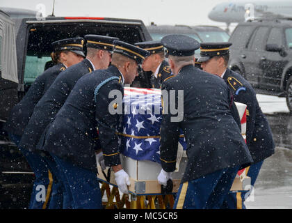 BOSTON (Apr. 2, 2018) Die militärische Beerdigung ehrt Team des Massachusetts Army National Guard trägt die Schatulle der Ehrenmedaille Empfänger Kapitän Thomas J. Hudner, Jr., USN, um ein Flugzeug für den Transport zu den nationalen Friedhof von Arlington für seine endgültige Internierung. Kapitän Hudner, a naval Aviator, Erhielt die Ehrenmedaille für seine Handlungen während der Schlacht um die chosin Reservoir während des Koreakrieges. (U.S. Marine Foto von Mass Communication Specialist 1. Klasse Josua Hammond/Freigegeben) Stockfoto