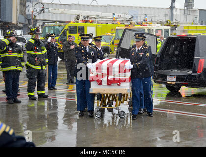 BOSTON (Apr. 2, 2018) Die militärische Beerdigung ehrt Team des Massachusetts Army National Guard trägt die Schatulle der Ehrenmedaille Empfänger Kapitän Thomas J. Hudner, Jr., USN, um ein Flugzeug für den Transport zu den nationalen Friedhof von Arlington für seine endgültige Internierung. Kapitän Hudner, a naval Aviator, Erhielt die Ehrenmedaille für seine Handlungen während der Schlacht um die chosin Reservoir während des Koreakrieges. (U.S. Marine Foto von Mass Communication Specialist 1. Klasse Josua Hammond/Freigegeben) Stockfoto