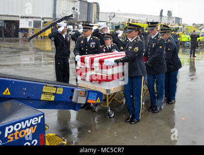 BOSTON (Apr. 2, 2018) Die militärische Beerdigung ehrt Team des Massachusetts Army National Guard laden Sie die Schatulle der Ehrenmedaille Empfänger Kapitän Thomas J. Hudner, Jr., USN auf ein Flugzeug für den Transport zu den nationalen Friedhof von Arlington für seine endgültige Internierung. Kapitän Hudner, a naval Aviator, Erhielt die Ehrenmedaille für seine Handlungen während der Schlacht um die chosin Reservoir während des Koreakrieges. (U.S. Marine Foto von Mass Communication Specialist 1. Klasse Josua Hammond/Freigegeben) Stockfoto