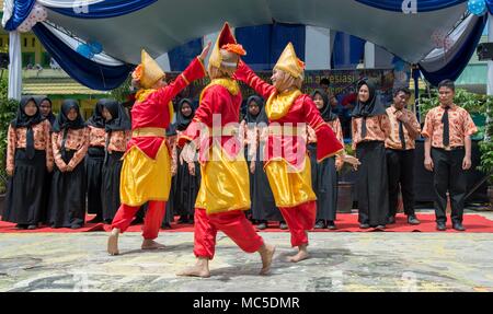 180403-N-MD 713-0607 BENGKULU, Indonesien (3. April 2018) Studierende aus SMP Negeri 2 Junior High School Durchführen einer traditionellen indonesischen Tanz für Segler zugeordnet zu militärischen Sealift Command Hospital Ship USNS Mercy (T-AH 19) während einer Community Relations kulturellen Austausch. Barmherzigkeit ist derzeit zur Unterstützung der pazifischen Partnerschaft 2018 (PP18) bereitgestellt werden. PP18's Mission ist es, gemeinsam mit Gastgeber und Partner Nationen zu arbeiten regionaler Interoperabilität und Disaster Response Funktionen, erhöhen die Stabilität und Sicherheit in der Region zu stärken, und neue und dauerhafte Freundschaften über die Indo-Pacif fördern Stockfoto