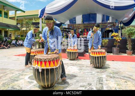 180403-N-MD 713-0541 BENGKULU, Indonesien (3. April 2018) Studierende aus SMP Negeri 2 Junior High School führen Sie eine traditionelle indonesische Trommel Tanz für Segler zugeordnet zu militärischen Sealift Command Hospital Ship USNS Mercy (T-AH 19) während einer Community Relations kulturellen Austausch und band Leistung. Barmherzigkeit ist derzeit zur Unterstützung der pazifischen Partnerschaft 2018 (PP18) bereitgestellt werden. PP18's Mission ist es, gemeinsam mit Gastgeber und Partner Nationen zu arbeiten regionaler Interoperabilität und Disaster Response Funktionen, erhöhen die Stabilität und Sicherheit in der Region zu stärken, und neue und beständigen Freund Stockfoto