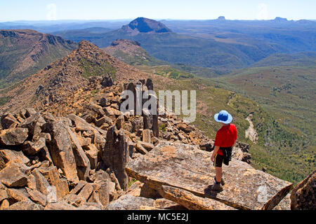 Junge auf dem Gipfel des Mt Ossa, Tasmaniens höchstem Berg, mit Blick auf einen weit entfernten Cradle Mountain Stockfoto