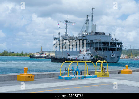 SANTA Rita, Guam (April 04, 2018) Das u-boot Tender USS Emory S. Land (39), Transite Apra Harbor, als Sie sich unterwegs für ein Deployment, April 4. Emory S Land, nach Guam, Reparaturen, rearm bereitgestellt und reprovisions eingesetzten US-Seestreitkräfte im Indo-pazifischen Region. (U.S. Marine Foto von Mass Communication Specialist 3. Klasse Josh Coté/Freigegeben) Stockfoto