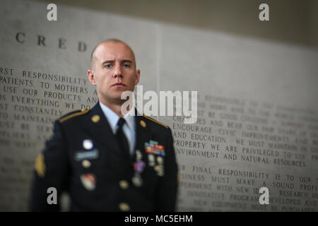Die New Jersey Army National Guard ist die Landkomponente der National Guard und dient unter staatlichen und föderalen Missionen. Das Archivbild zeigt, dass ein Sergeant, der dem 104. Brigade Engineer Battalion zugeteilt wurde, für ein Porträt steht, nachdem er am 4. April 2018 bei einer Medaillenzeremonie der Veteranen in New Brunswick, New Jersey, eine Auszeichnung erhalten hatte. Stockfoto