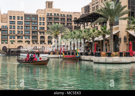 Abra Boote in den Kanälen des Madinat Jumeirah Souk in Dubai, Vereinigte Arabische Emirate, Naher Osten. Stockfoto