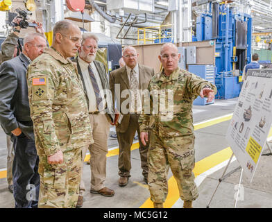 Anniston Army Depot Kommandant Oberst Joel Warhurst Schriftsatz Gen. Gus Perna, Kommandierender General der Armee Materiel Command, auf Prozesse wieder im Depot als Steve Kain, Leiter der Fertigung des Depots Division, und Tommy Carlisle, Direktor des Depots der Produktion, auf. Stockfoto